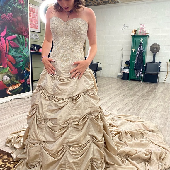 Size 2 wedding dress cream gold colored - Picture 3 of 3